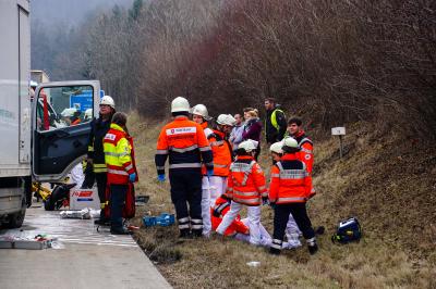 Gruibingen: Erneut Schwerer Unfall auf der A8 - LKW gegen LKW - Rettungshubschrauber im Einsatz